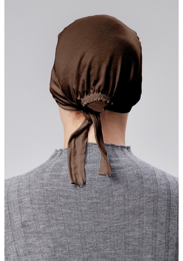 Kadın Tesettür Likralı Penye Dikişsiz Kaymaz Düz Bağlamalı Bone Çokolata Kahverengi