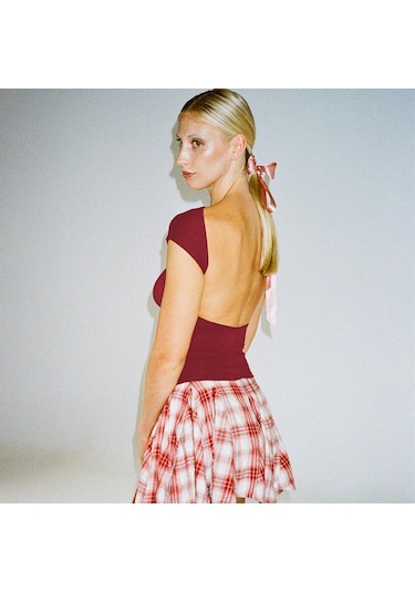 Şarap Kırmızısı Kadın Yaz Backless Kıyafetler Streetwear O-boyun Kısa Kollu Slim Fit Tişörtler Nefes Kırpılmış Üst İki Yolu Giyen Xs-l