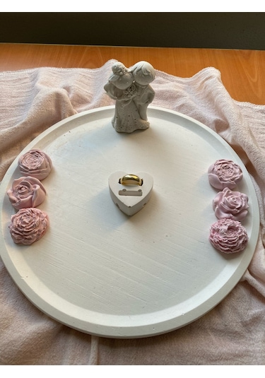 Taşlı Nişan Tepsisi Yüzüklük, Gelin Damat Figürlü, 6 Adet Kokulu Gül Yuvarlak 25x25 Cm Renkli