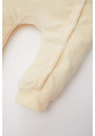 DeFacto Erkek Bebek Yenidoğan Yılbaşı Temalı Uzun Kollu Çıtçıtlı Kadife Tulum D6510A524WNER233 Ekru DeFacto Erkek Bebek Yenidoğan Yılbaşı Temalı Uzun Kollu Çıtçıtlı Kadife Tulum D6510A524WNER233 Ekru