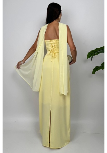 Lilina Straplez Fiyonk Detaylı Şal Aksesuarlı Uzun Sarı Abiye Elbise Sarı