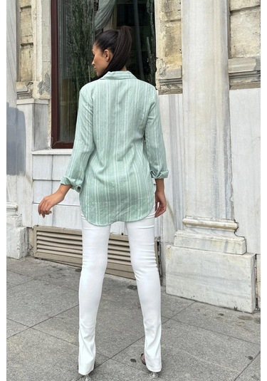 Kadın Yeşil Uzun Kol Özel Kumaş Tek Cep Gömlek Dik Çizgili Arkası Uzun Basic Kesim Gömlek Yeşil