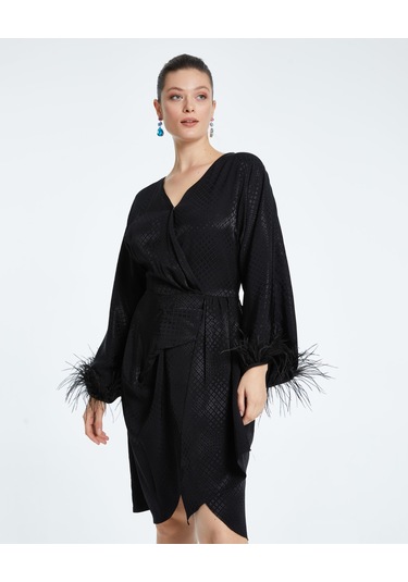 Saten Dokulu Tüy Detaylı Kruvaze Elbise Kuşaklı Ve Drapeli Özel Tasarım Siyah