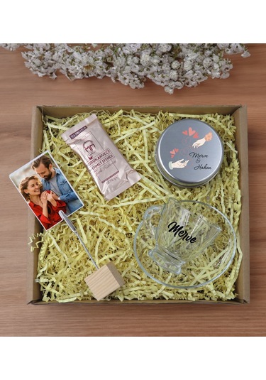 Bk Gift Kişiye Özel İsimli Dtf Cam Kahve Fincanı & Türk Kahvesi & Ahşap Fotoğraf Tutucu & Gümüş Metal Kutuda Kokulu Mum Hediye Seti-1, Sevgiliye Hediy