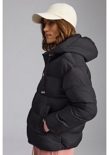 Chantal Kadın Kapüşonlu Kolu Lastikli Rüzgar Geçirmez Çift Cepli Şişme Siyah Mont