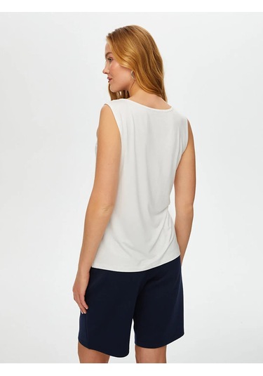 Faik Sönmez Yakası Zincir Şerit Detaylı Kadın Kolsuz Bluz B00024-3 Beyaz