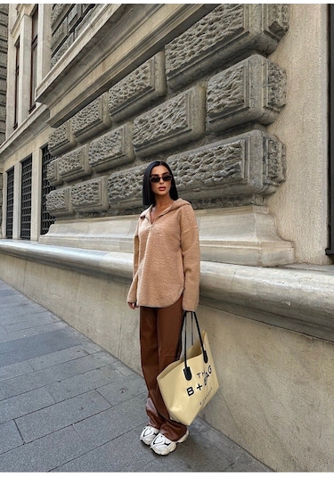 Oversize Fermuarlı Yaka Bej Roberta Suni Kürklü Sweatshirt Camel