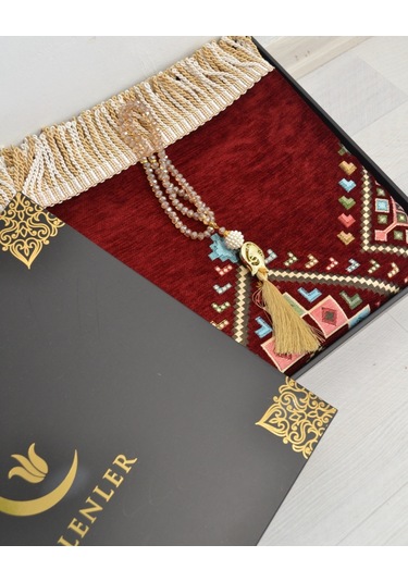 Hediyelik Seccade Tesbih Seti Kilim Desenli Kadife Astarlı Seccade, Kristal Tesbih Ve Özel Kutulu Lüks Hediye Seti Bordo