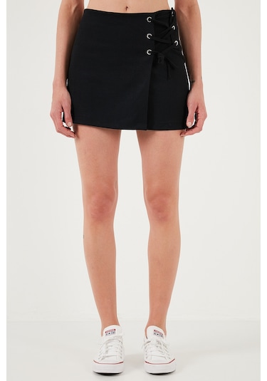 Lela Streç Bağlamalı Slim Fit Yüksek Bel Mini Bayan Şort Etek 5865745 Siyah Lela Streç Bağlamalı Slim Fit Yüksek Bel Mini Bayan Şort Etek 5865745 Siyah