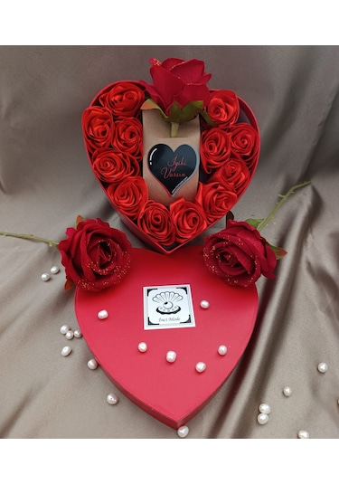 İnci Mode İyiki Varsın 12+1 Çiçekli Kalpli Kutu Hediyelik Çiçek Kutusu Kırmızı