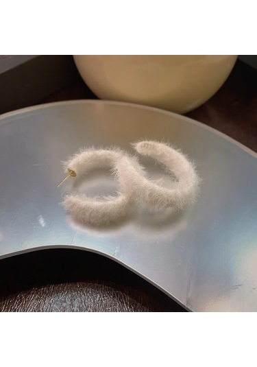 Peluş Hoop Küpeler Kadınlar İçin Kürklü Beyaz Yuvarlak Hoop Beyaz