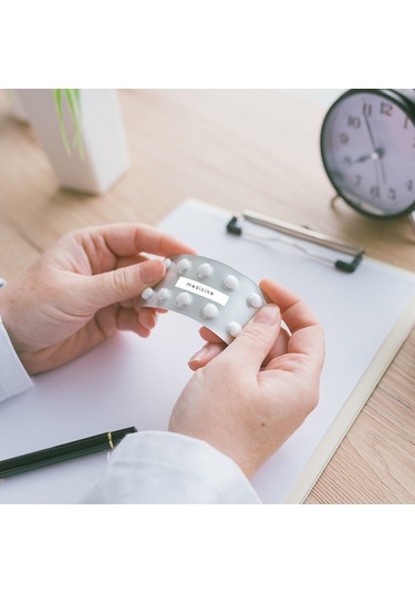 Shineyee Kz-12abk 12mm Pet Etiket Bandı - Siyah Üstü Beyaz Yazı, Dayanıklı, Suya Dayanıklı, Yüksek/low Sıcaklığa Dayanıklı, Yoğun Yapışkan, Casio Yazıcı Uyumlu