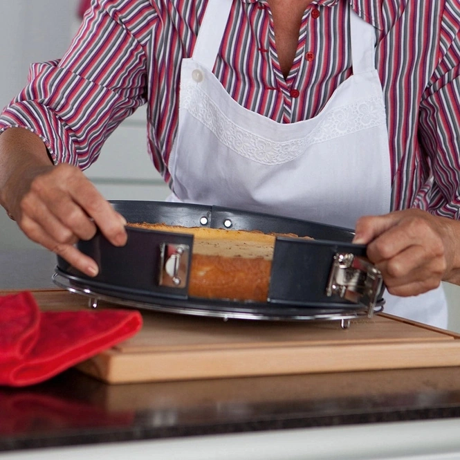 Kaiser Classic Kelepçeli Kek Kalıbı 20 - 24 - 26 Cm. Çok Renkli