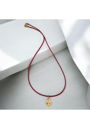 V Harfine Özel 14 Ayar Altın Plakalı Kırmızı Bağlıklı Kalp Figürlü Hediyelik Kolye-633harf V