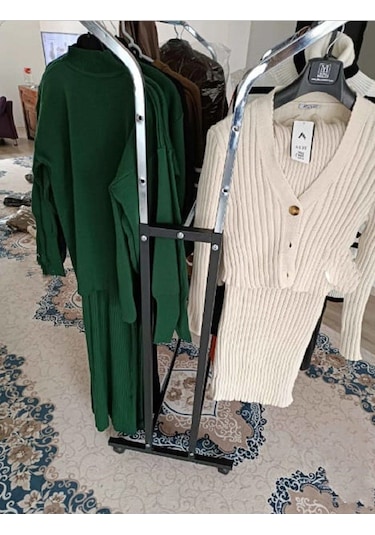 Teknor V Ayarlı Paslanmaz Metal Konfeksiyon Elbise Askılık Tekerlekli Portatif Askılık Siyah