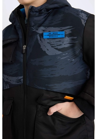 DeFacto Erkek Çocuk Su İtici Kapüşonlu Fermuarlı Cepli Polar Astarlı Mont C9043A824WNBK27