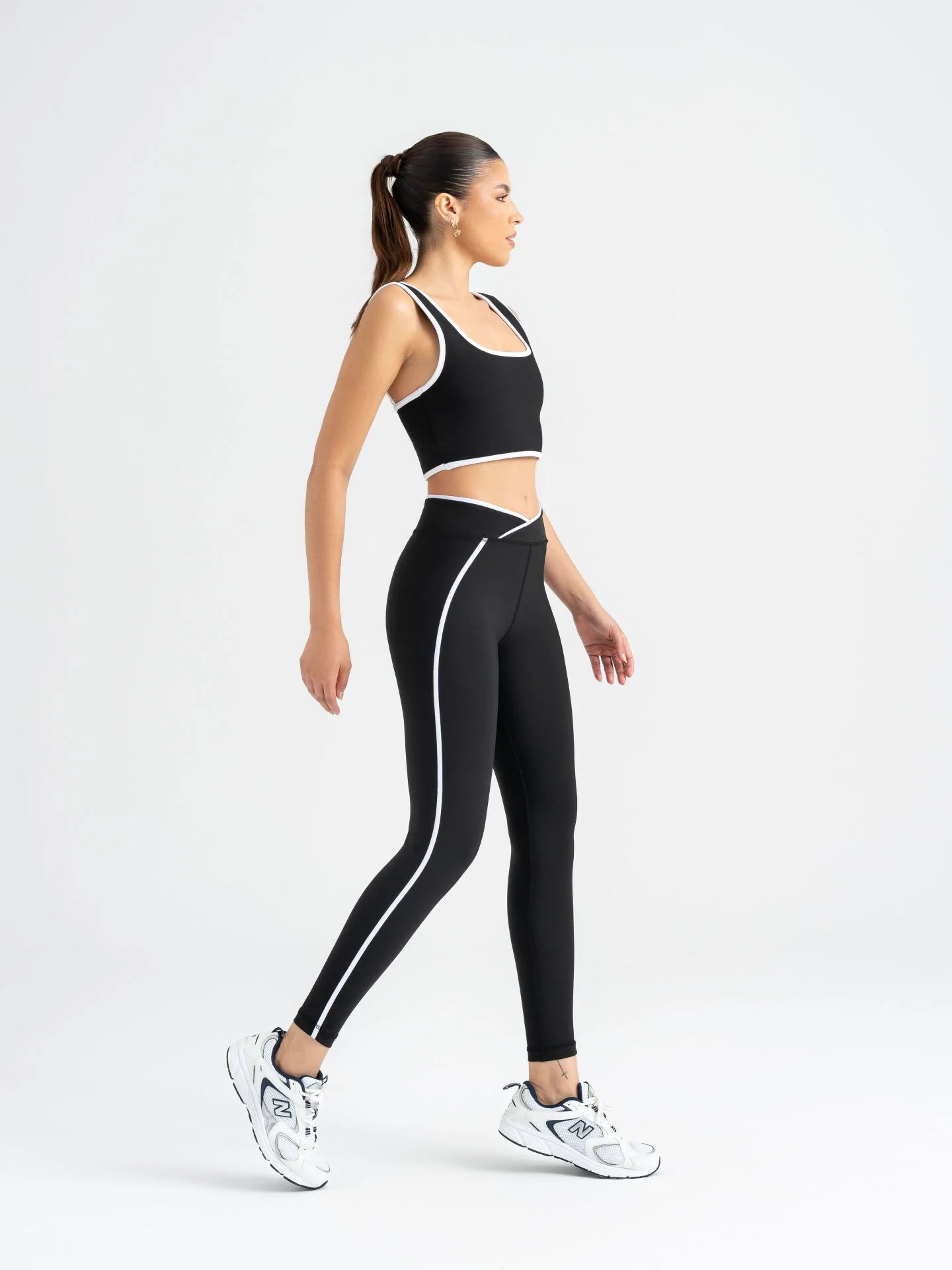 V-line Beyaz Biye Detaylı Siyah Spor Tayt Siyah