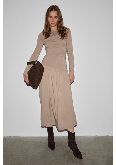 Grımelange Commeny Kadın Balerin Yakalı Esnek Kumaşlı Vücuda Oturan Büzgü Detaylı Bej Elbise Bej