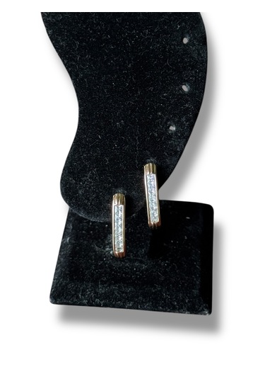 Klasik Oval Halka Sıra Taşlı Çelik Küpe