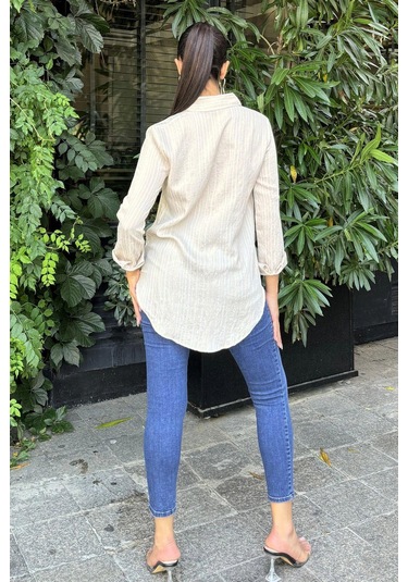 Kadın Bej Uzun Kol Özel Kumaş Tek Cep Gömlek Dik Çizgili Arkası Uzun Basic Kesim Gömlek Taş