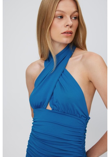 BÜZGÜLÜ BOYUNDAN ASKI MİDİ ELBİSE SAKS MAVİ