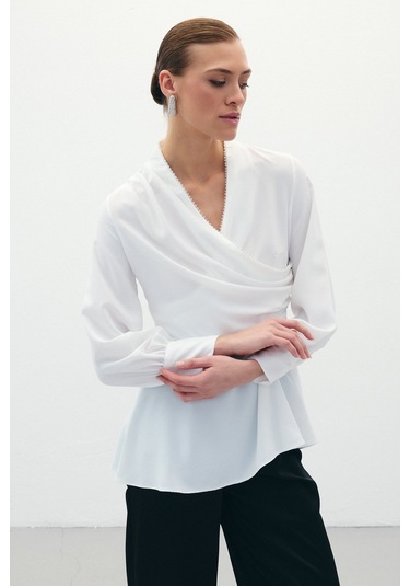 Sateen Boncuklu Yaka Kruvaze Bluz - Ekru-135913 Ekru