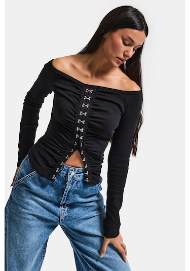 Itsbasic Kadın Siyah W5 Agraf Detaylı Omzu Açık Özel Tasarım Crop Top