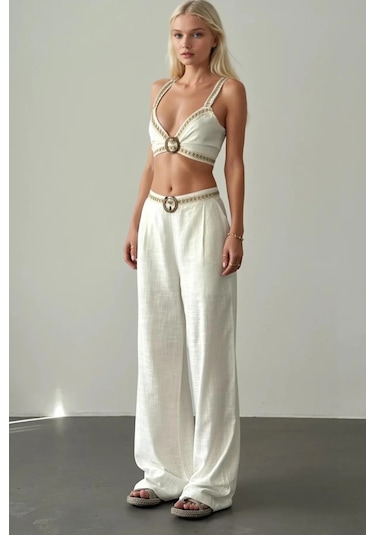 Şeritli Çift Tokalı Natürel Dokulu Keten Kumaşlı Palazzo Pantolon Sırt Lastikli Üçgen Krop Takım Beyaz Şeritli Çift Tokalı Natürel Dokulu Keten Kumaşlı Palazzo Pantolon Sırt Lastikli Üçgen Krop Takım Beyaz