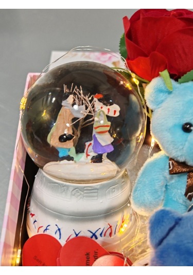 Romantik Hediye Kutusu Işıklı Kalpli Mesajlı Kar Küresi Ve Peluş Ayıcıklarla Dolu Sevgiliye Hediye Renkli
