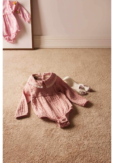 DeFacto Kız Bebek Yenidoğan 2'li Takım Müslin Geniş Yaka Uzun Kollu Tulum Külotlu Çorap E2384A525SPPR345