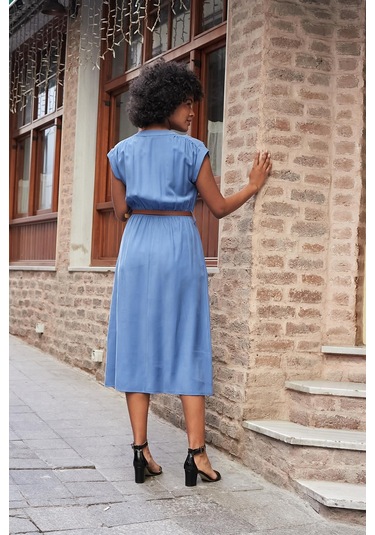 Kadın Yumuşak Dokulu İpeksi Modal Kumaş Hakim Yaka Beli Lastikli Önü Düğmeli Diz Altı Elbise-indigo Indigo