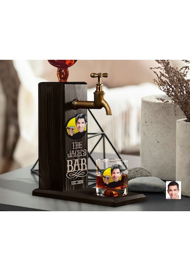 BK Gift Kabartmalı Karikatür Figürlü Musluklu Siyah Ahşap İçki Standı ve Viski Bardağı Hediye Seti, Arkadaşa Hediye, Sevgiliye Hediye-1