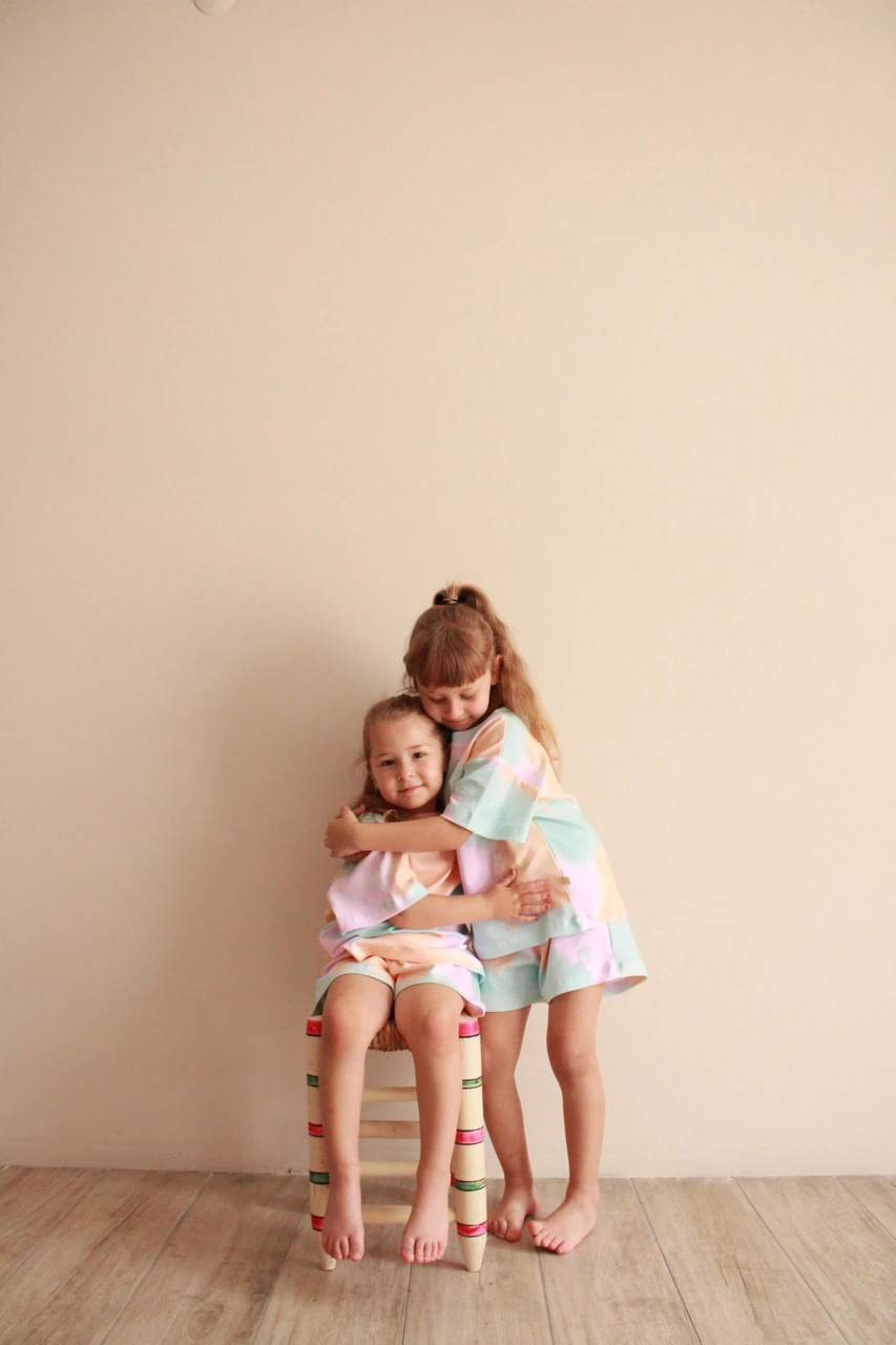 Batik Desenli Kalp Nakışlı Şortlu Takım Çok Renkli