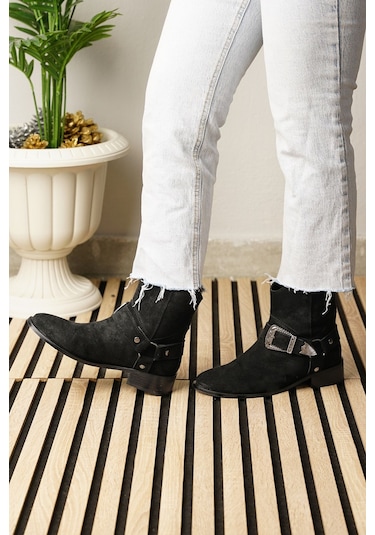 Günlük Kadın Düz Süet Bot Oval Burunlu Toka Detaylı Tırtıklı Taban Kovboy Bot 281 Siyah - Süet