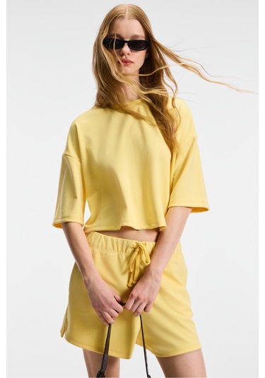 VELA Kadın Esnek Kumaşlı Bisiklet Yaka Oversize Fit Sarı T-Shirt