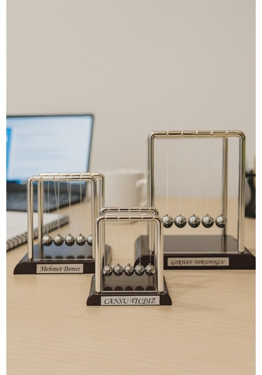 İsim Yazılı Kişiye Özel Newton Sarkaçı Metal Denge Topu Masaüstü Ofis Şık Dekoratif Hediye Büyük Boy