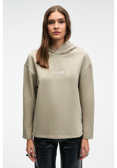 CAMELLIA Kadın Önü Nakışlı Etek Ucu Yırtmaçlı Kapüşonlu Comfort Fit Taş Rengi Sweatshirt