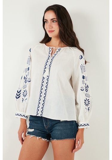 Lela Pamuklu Regular Fit Balon Kol Nakış Işlemeli Bayan Bluz 6110936 Ekru-Indigo Lela Pamuklu Regular Fit Balon Kol Nakış Işlemeli Bayan Bluz 6110936 Ekru-Indigo