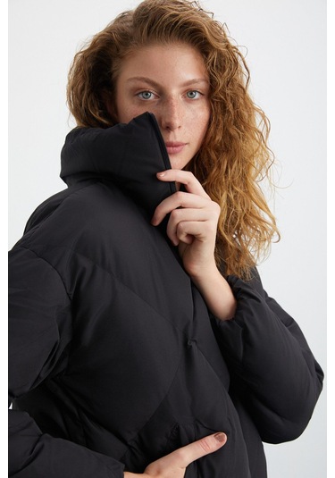 Manon  Kadın Dik Yaka Kapitone Desenli Orta Kalınlıkta Rüzgar Geçirmez Şişme Dış Giyim Siyah Mont