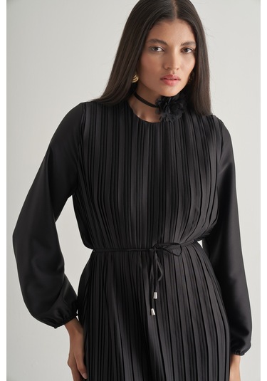 Mizalle Saten Dokulu İnce Piliseli Siyah Maksi Elbise Siyah