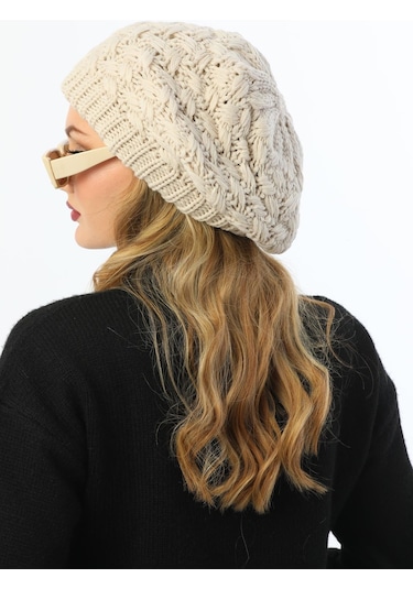 Çift Kat Kadın Ressam Bere Taş