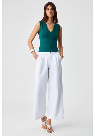 Lescosa Kadın Slim V Yaka Kolsuz Koyu Yeşil Bluz