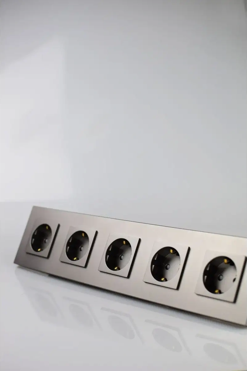 Vo'stabl Topraklamalı Ve Çocuk Korumalı Gri Beşli Priz. 163735065 105 Derece