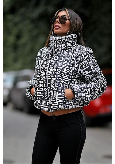 Kadın Siyah Beyaz Yazılı Dik Yaka Kısa Şişme Mont