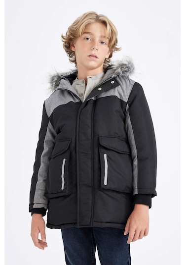 DeFacto Erkek Çocuk Çıkarılabilir Suni Kürk Yaka Kapüşonlu Pelüş Astar Parka C8990A824CWBK27