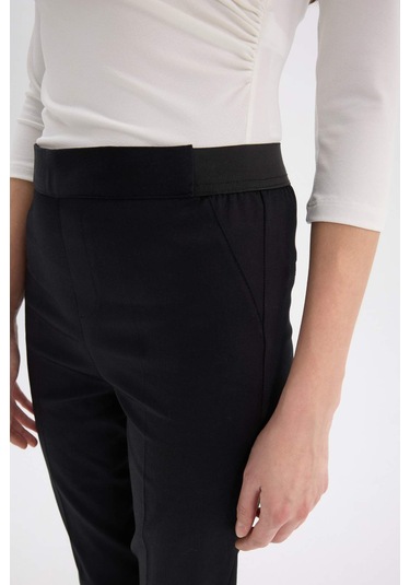 DeFacto Sigaret Saten Kumaş Pantolon Normal Bel Basic Düz Beli Lastikli Düz Paça J8743AZ25SMBK27