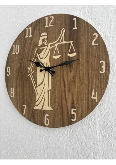 Pelince - Justitia Adalet Terazisi Figürlü - Ahşap Duvar Avukat Saati Kişiselleştirilebilir - Koyu Ahşap - 40 Cm Ahşap