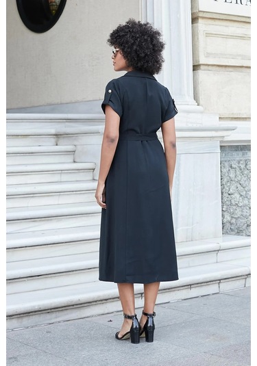 Kadın İpeksi Modal Kumaş Yakalı Düşük Omuzlu Apoletli Yan Cepli Kemerli Diz Altı Boy Uzun Elbise-siyah Siyah