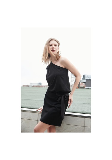 Kadın Tek Omuz Bağcıklı Likralı Kumaş Şık Diz Üstü Elbise-siyah Siyah