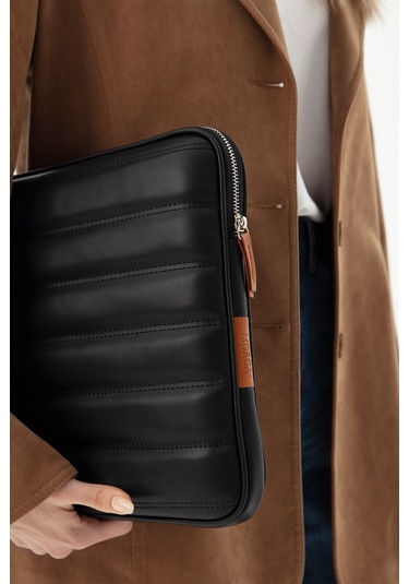 Kapitone Laptop Kılıfı 15.6 & 16 İnç Düz Siyah